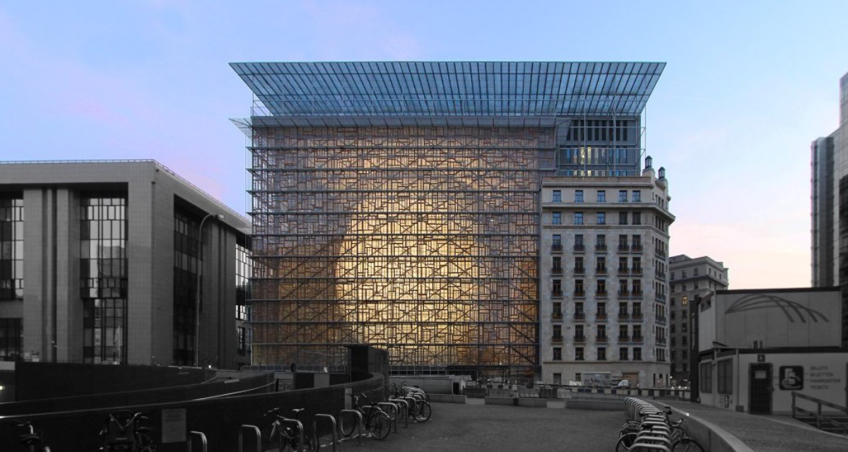 Das Europa-Gebäude ist seit Anfang 2017 Sitz der beiden Institutionen, in denen die Mitgliedstaaten der EU vertreten sind: den Rat der Europäischen Union und den Europäischen Rat. Quelle: Wikimedia Commons/Samynandpartners; CC-BY-SA-4.0.